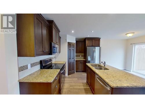 916 23A Avenue N Unit# B, Cranbrook, BC - Indoor Photo Showing Kitchen With Stainless Steel Kitchen With Double Sink