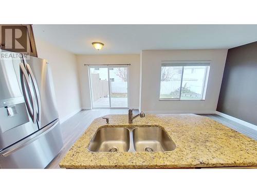 916 23A Avenue N Unit# B, Cranbrook, BC - Indoor Photo Showing Kitchen With Double Sink