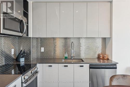 905 - 10 De Boers Drive, Toronto, ON - Indoor Photo Showing Kitchen With Upgraded Kitchen