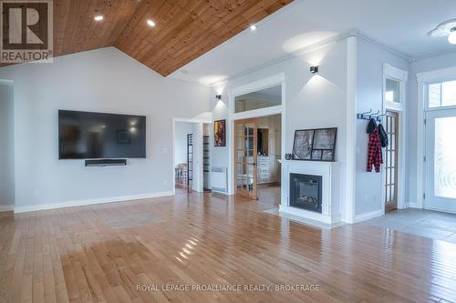 10 North Shore Road, Frontenac Islands (The Islands), ON - Indoor Photo Showing Living Room With Fireplace