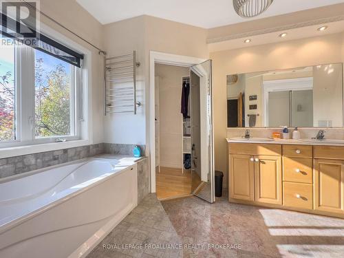 10 North Shore Road, Frontenac Islands (The Islands), ON - Indoor Photo Showing Bathroom