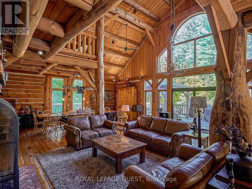 1400 Chemin Du Loup Road, Tiny, ON - Indoor Photo Showing Living Room