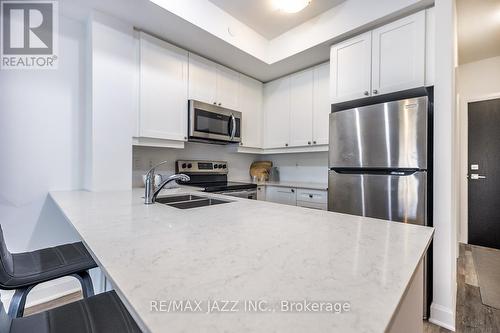 126 - 50 Lakebreeze Drive, Clarington (Newcastle), ON - Indoor Photo Showing Kitchen With Stainless Steel Kitchen With Double Sink With Upgraded Kitchen