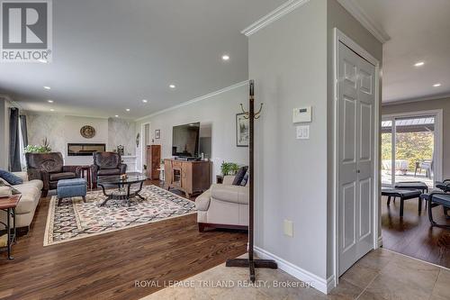 5851 Stone Church Road, Central Elgin (Union), ON - Indoor Photo Showing Living Room