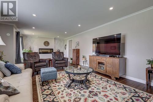 5851 Stone Church Road, Central Elgin (Union), ON - Indoor Photo Showing Living Room