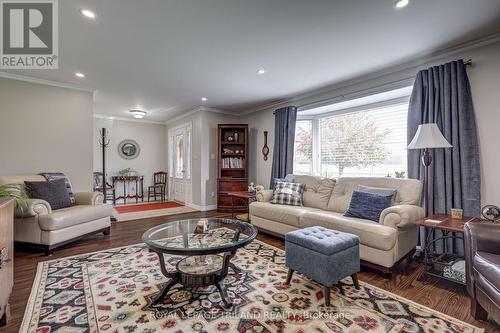 5851 Stone Church Road, Central Elgin (Union), ON - Indoor Photo Showing Living Room