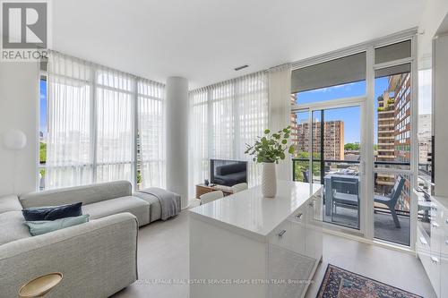 603 - 32 Davenport Road, Toronto, ON - Indoor Photo Showing Living Room