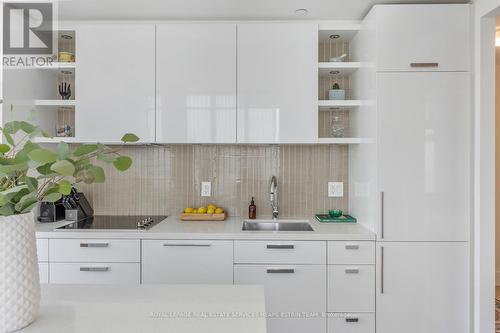 603 - 32 Davenport Road, Toronto, ON - Indoor Photo Showing Kitchen