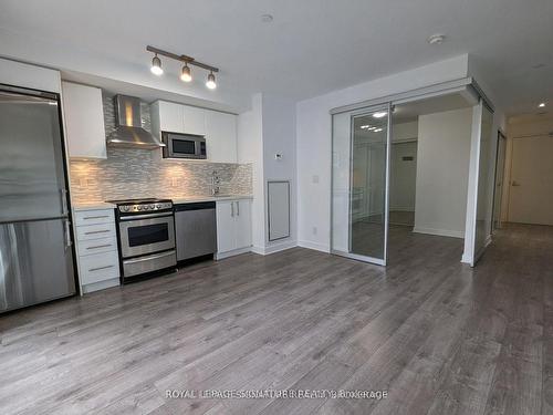 609-58 Orchard View Blvd, Toronto, ON - Indoor Photo Showing Kitchen With Upgraded Kitchen