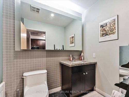 224-1 Shaw St, Toronto, ON - Indoor Photo Showing Bathroom