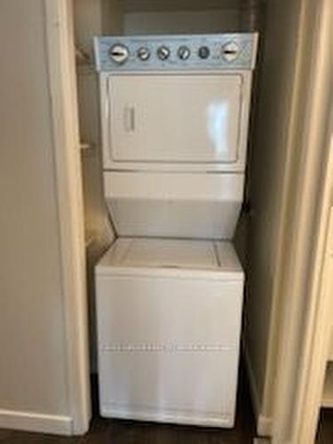 409-300 Webb Dr, Mississauga, ON - Indoor Photo Showing Laundry Room