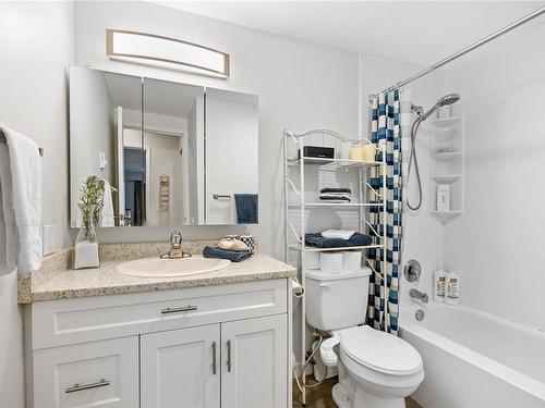 307-3555 Outrigger Rd, Nanoose Bay, BC - Indoor Photo Showing Bathroom