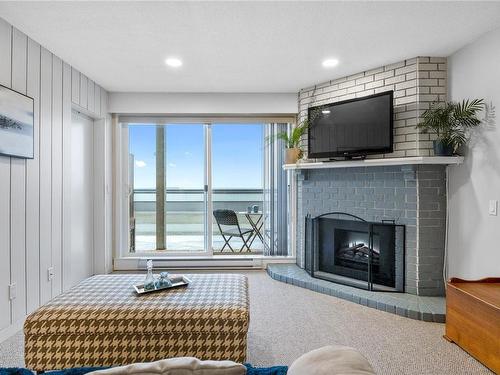 307-3555 Outrigger Rd, Nanoose Bay, BC - Indoor Photo Showing Living Room With Fireplace