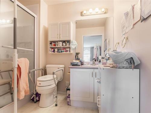 301-750 Memorial Ave, Qualicum Beach, BC - Indoor Photo Showing Bathroom