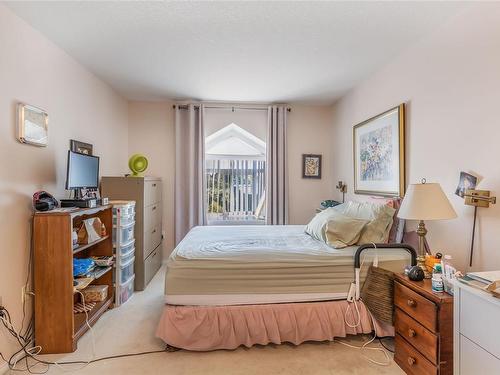 301-750 Memorial Ave, Qualicum Beach, BC - Indoor Photo Showing Bedroom