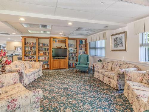 301-750 Memorial Ave, Qualicum Beach, BC - Indoor Photo Showing Living Room