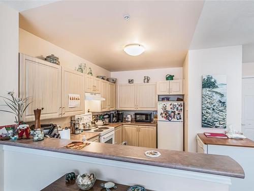 301-750 Memorial Ave, Qualicum Beach, BC - Indoor Photo Showing Kitchen