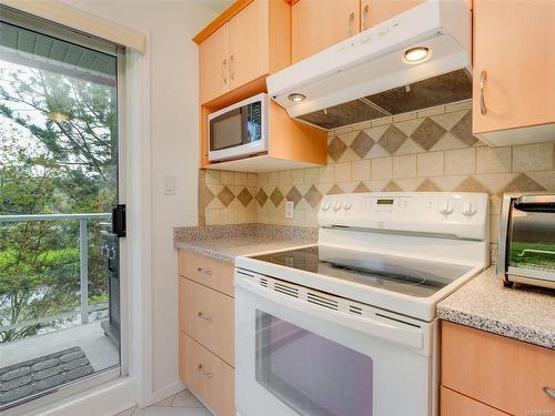 308-490 Marsett Pl, Saanich, BC - Indoor Photo Showing Kitchen