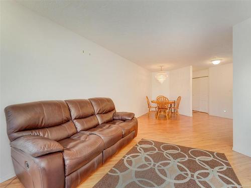 308-490 Marsett Pl, Saanich, BC - Indoor Photo Showing Living Room