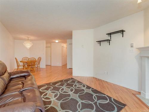 308-490 Marsett Pl, Saanich, BC - Indoor Photo Showing Living Room