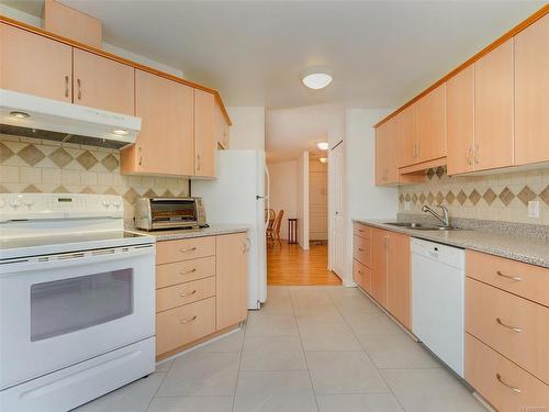 308-490 Marsett Pl, Saanich, BC - Indoor Photo Showing Kitchen