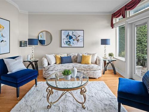 10001 Third St, Sidney, BC - Indoor Photo Showing Living Room