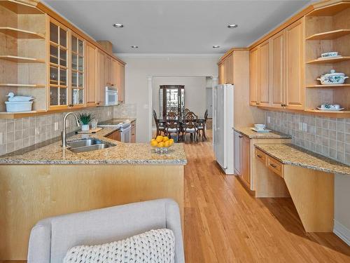 10001 Third St, Sidney, BC - Indoor Photo Showing Kitchen With Double Sink