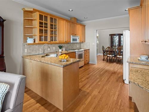 10001 Third St, Sidney, BC - Indoor Photo Showing Kitchen With Double Sink