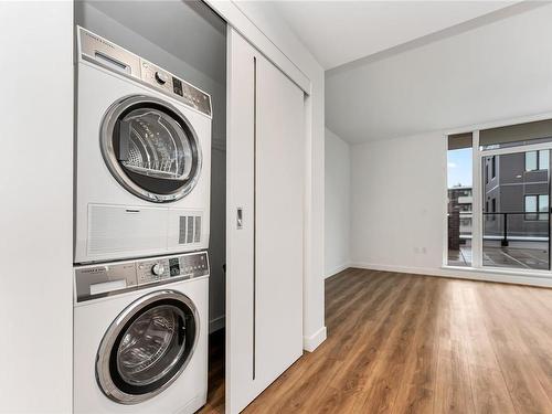 305-1100 Yates St, Victoria, BC - Indoor Photo Showing Laundry Room