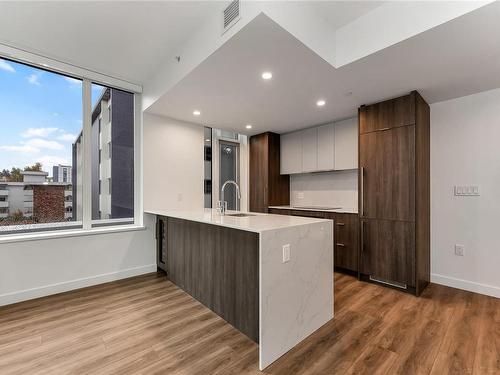 305-1100 Yates St, Victoria, BC - Indoor Photo Showing Kitchen