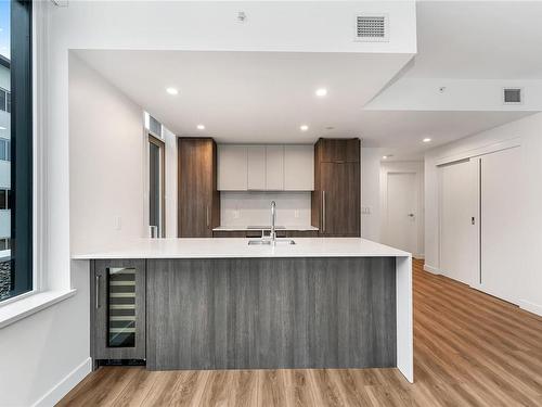 305-1100 Yates St, Victoria, BC - Indoor Photo Showing Kitchen