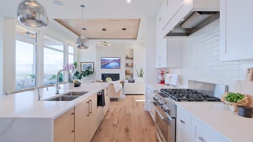 1010 Lakecrest Court, Kelowna, BC - Indoor Photo Showing Kitchen With Double Sink With Upgraded Kitchen