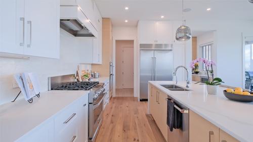 1010 Lakecrest Court, Kelowna, BC - Indoor Photo Showing Kitchen With Double Sink With Upgraded Kitchen