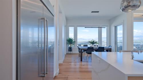 1010 Lakecrest Court, Kelowna, BC - Indoor Photo Showing Dining Room