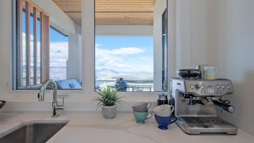 1010 Lakecrest Court, Kelowna, BC - Indoor Photo Showing Kitchen