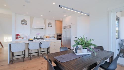 1010 Lakecrest Court, Kelowna, BC - Indoor Photo Showing Dining Room