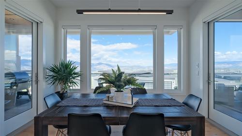 1010 Lakecrest Court, Kelowna, BC - Indoor Photo Showing Dining Room