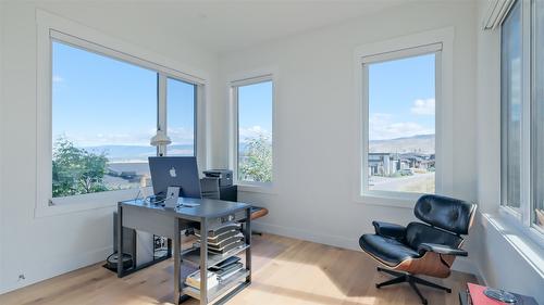 1010 Lakecrest Court, Kelowna, BC - Indoor Photo Showing Office