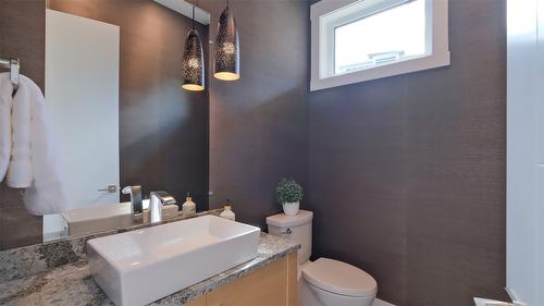 1010 Lakecrest Court, Kelowna, BC - Indoor Photo Showing Bathroom