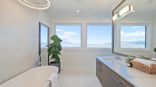 1010 Lakecrest Court, Kelowna, BC - Indoor Photo Showing Bathroom