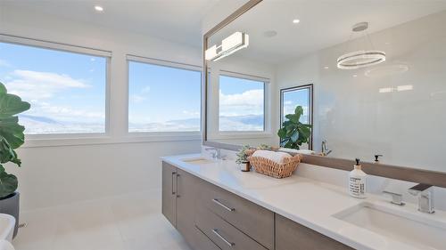 1010 Lakecrest Court, Kelowna, BC - Indoor Photo Showing Bathroom