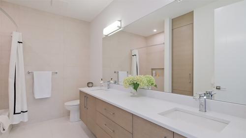 1010 Lakecrest Court, Kelowna, BC - Indoor Photo Showing Bathroom