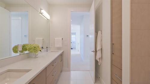 1010 Lakecrest Court, Kelowna, BC - Indoor Photo Showing Bathroom