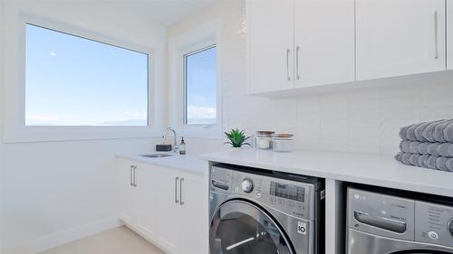 1010 Lakecrest Court, Kelowna, BC - Indoor Photo Showing Laundry Room