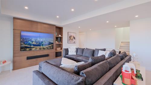 1010 Lakecrest Court, Kelowna, BC - Indoor Photo Showing Living Room