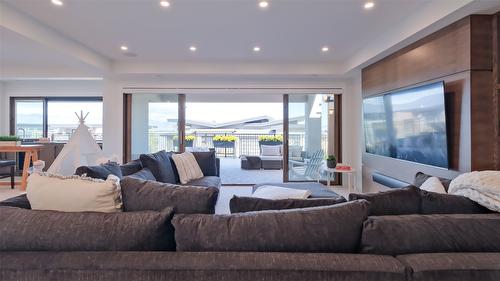 1010 Lakecrest Court, Kelowna, BC - Indoor Photo Showing Living Room