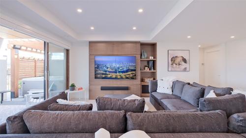 1010 Lakecrest Court, Kelowna, BC - Indoor Photo Showing Living Room