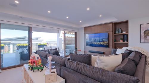 1010 Lakecrest Court, Kelowna, BC - Indoor Photo Showing Living Room