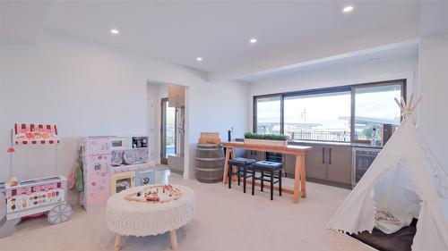 1010 Lakecrest Court, Kelowna, BC - Indoor Photo Showing Bedroom