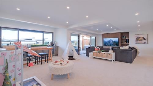 1010 Lakecrest Court, Kelowna, BC - Indoor Photo Showing Living Room